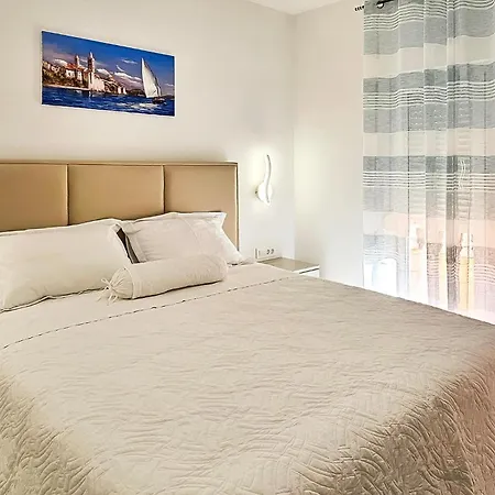 1 Bedroom Lovely In Rab Barbat Apartman